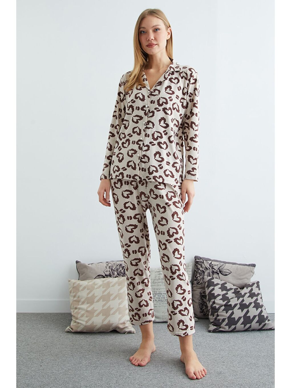 Kahverengi Büyük Beden Kalp Baskılı Düğmeli Pijama Takımı