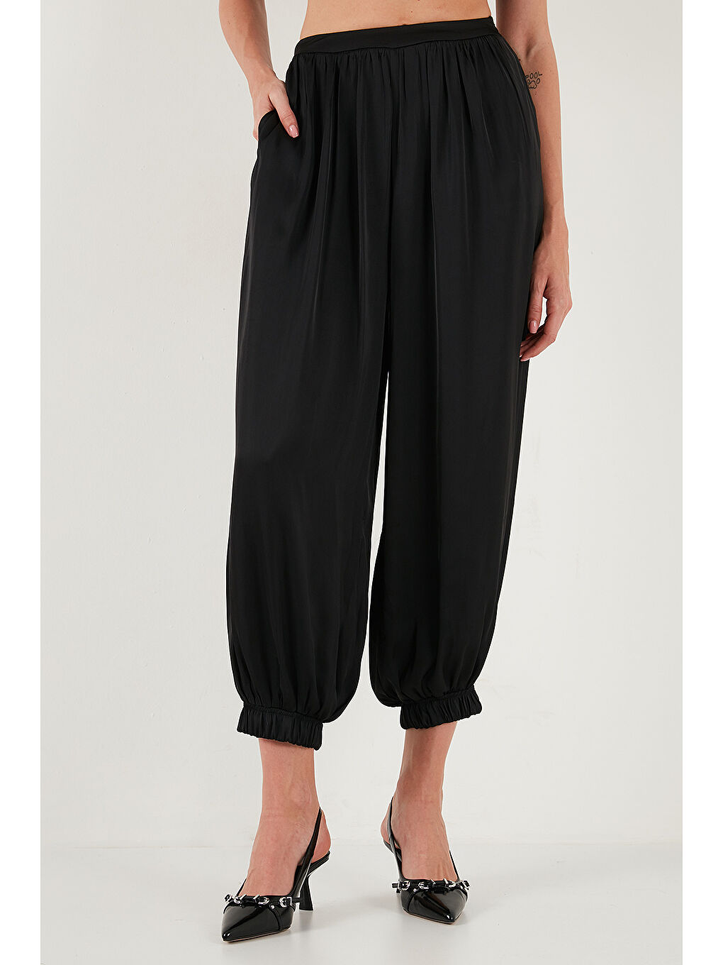 Siyah Comfort Fit Yüksek Bel Lastikli Paça Saten Pantolon 68351217-2