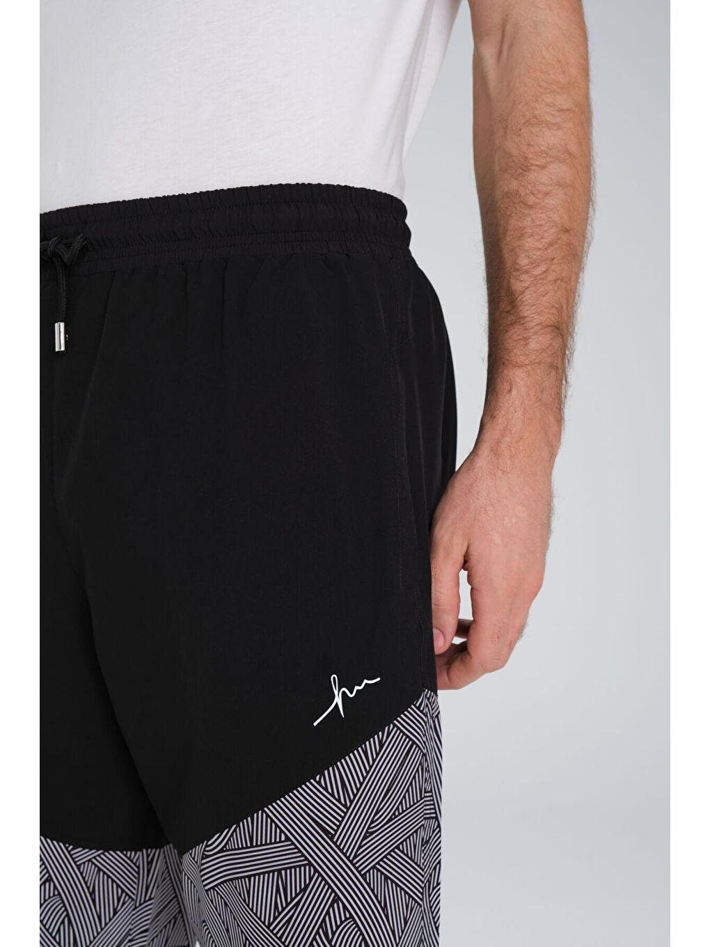 Desenli Siyah Beyaz Uzun Erkek Havuz Ve Deniz Şortu 246-3