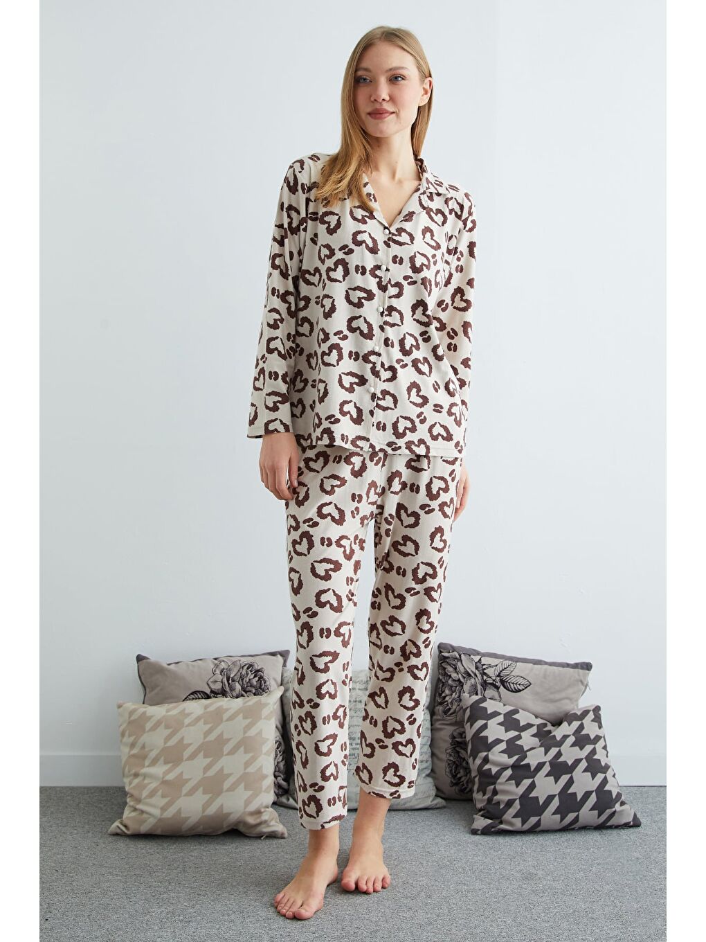 Kahverengi Büyük Beden Kalp Baskılı Düğmeli Pijama Takımı-1