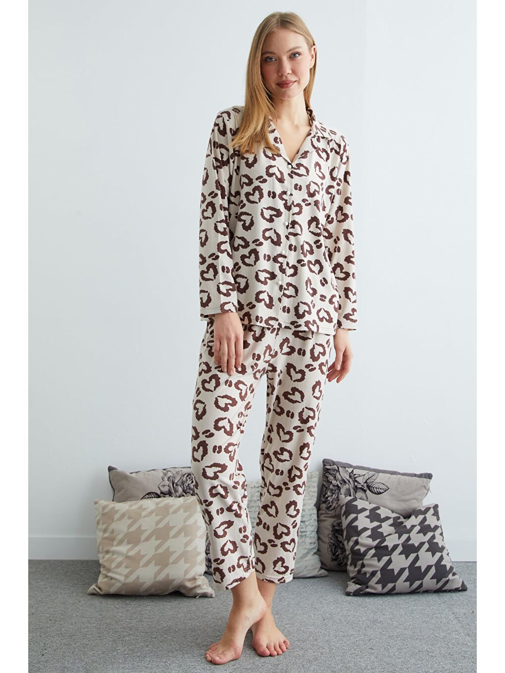 Kahverengi Büyük Beden Kalp Baskılı Düğmeli Pijama Takımı-2