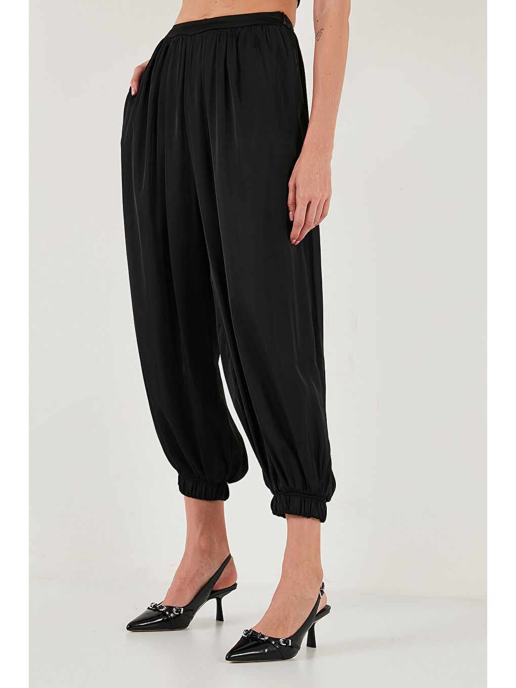 Siyah Comfort Fit Yüksek Bel Lastikli Paça Saten Pantolon 68351217-3