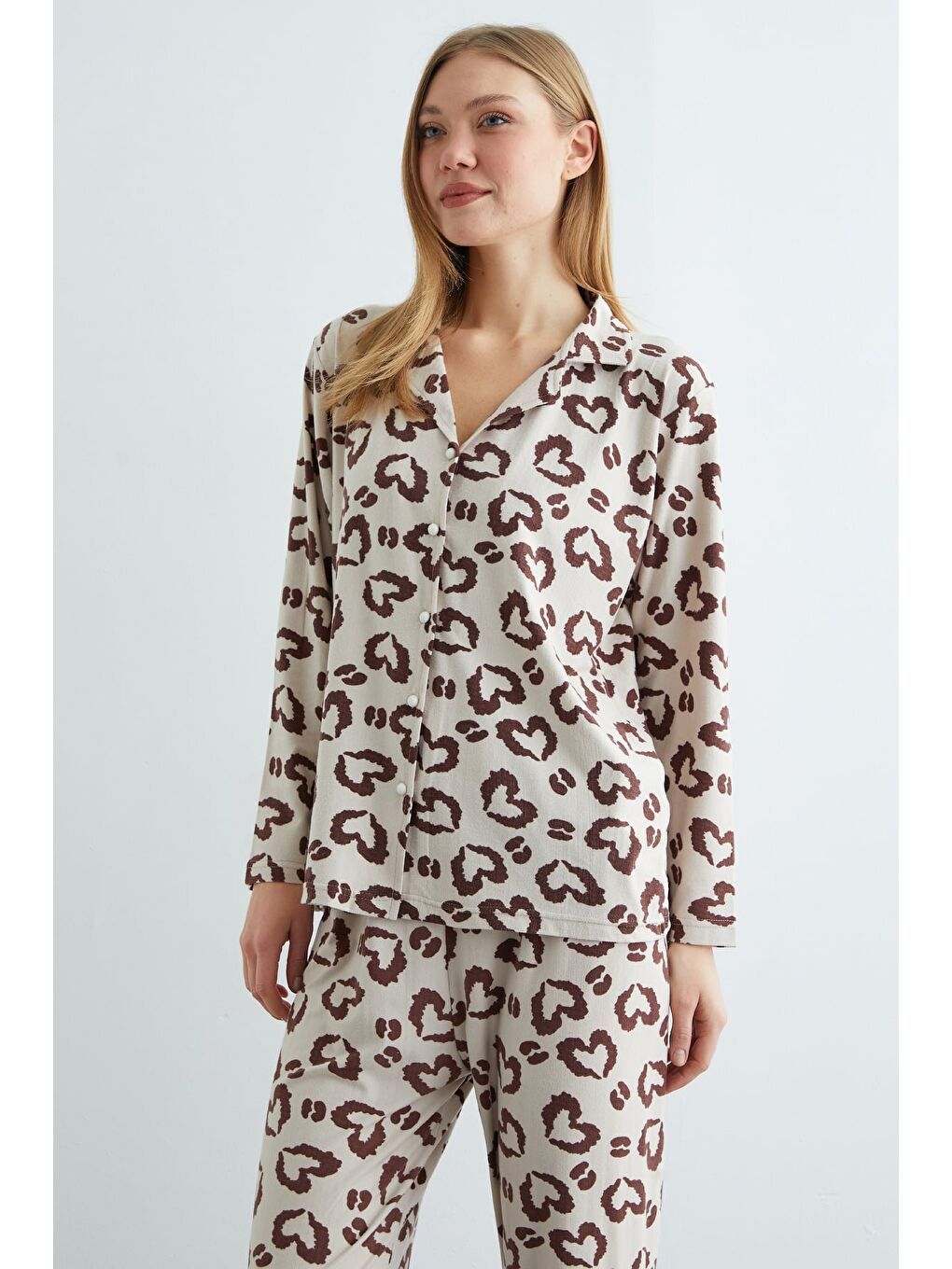 Kahverengi Büyük Beden Kalp Baskılı Düğmeli Pijama Takımı-3