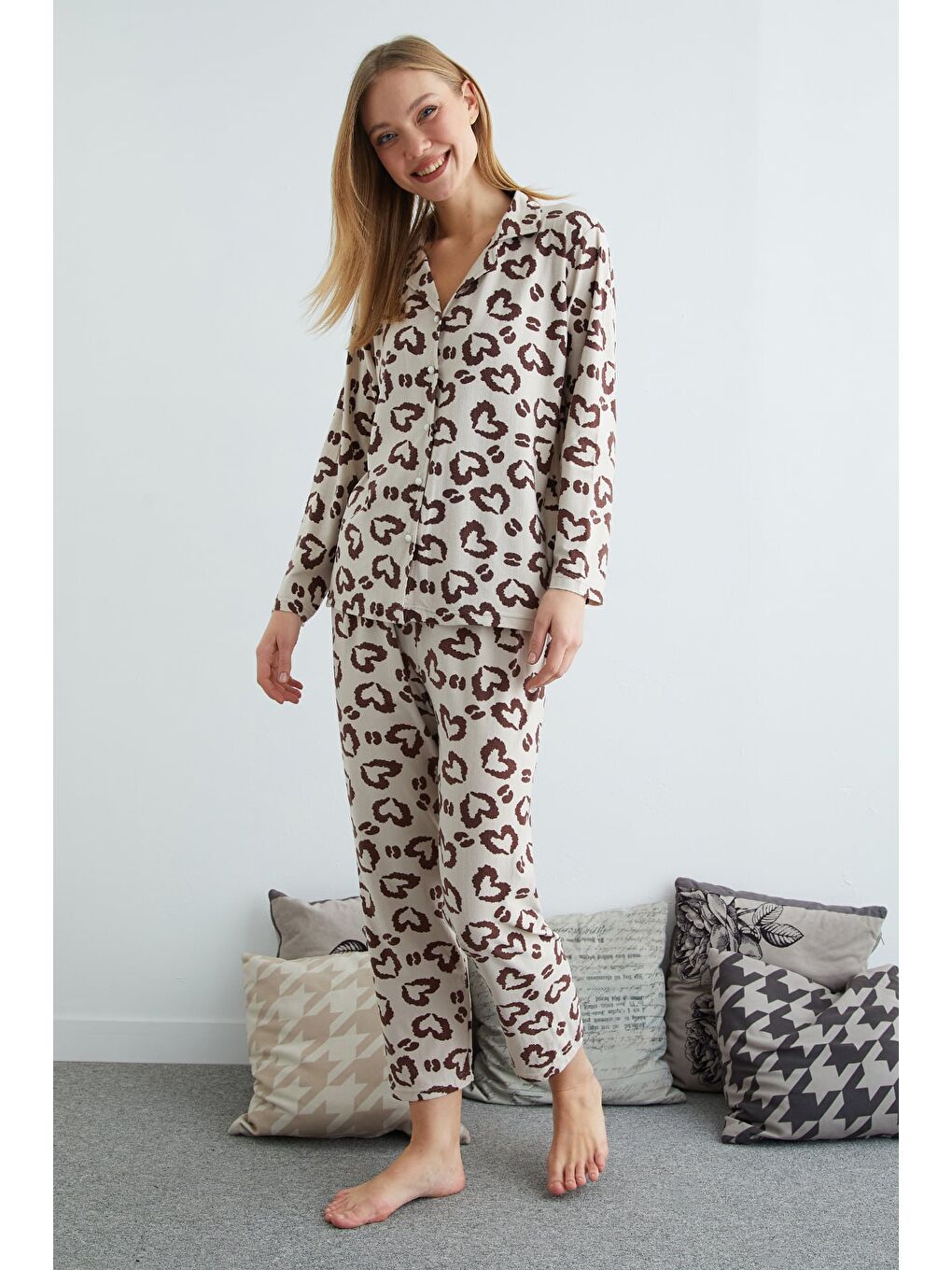 Kahverengi Büyük Beden Kalp Baskılı Düğmeli Pijama Takımı-4