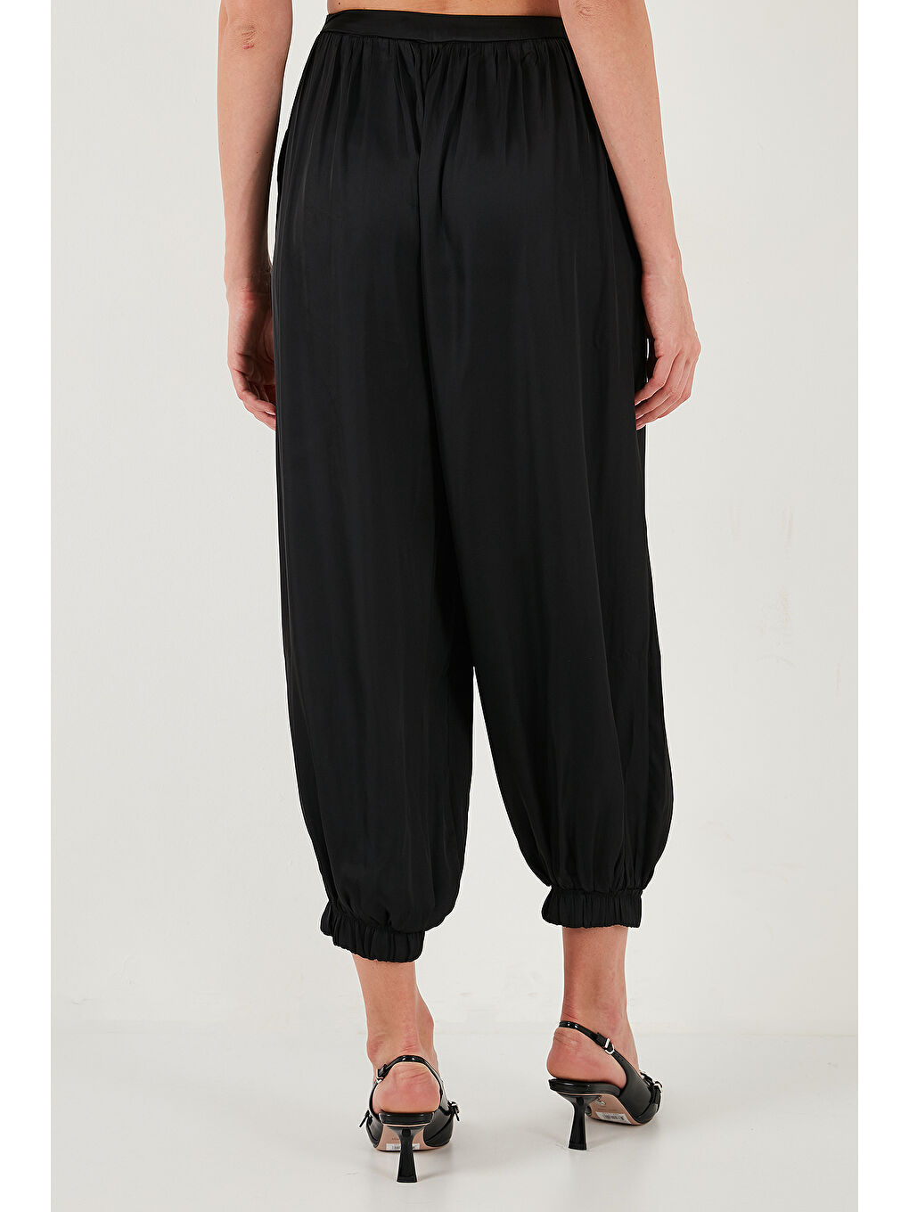 Siyah Comfort Fit Yüksek Bel Lastikli Paça Saten Pantolon 68351217-6
