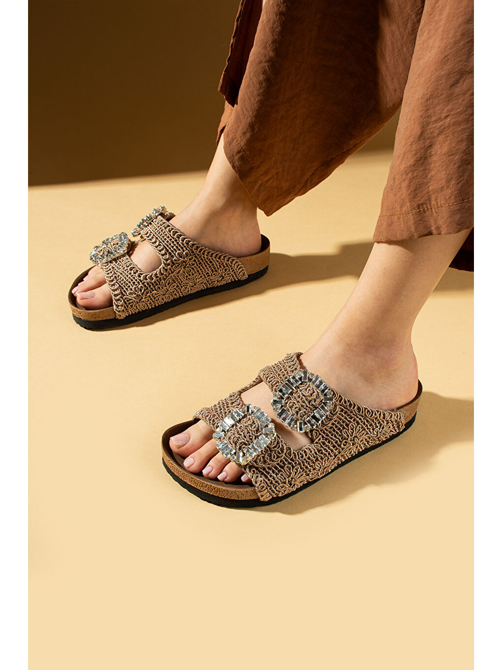 Bej Çift Toka Taş Detaylı Dantel Kumaş Comfort Kadın Terlik 51-0108-24Hasır-2