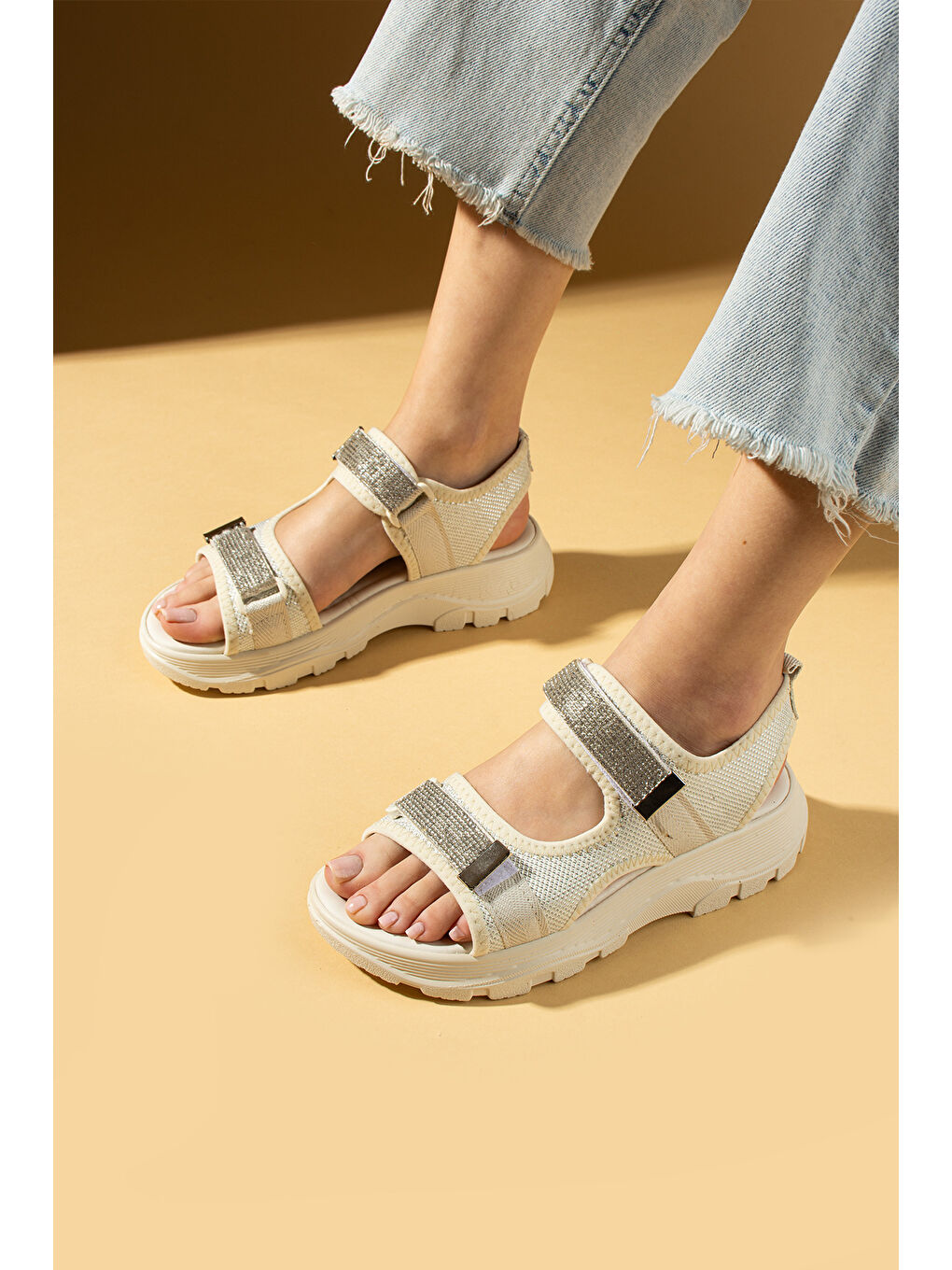 Bej Çift Cırtlı Rahat Taban Taş Detaylı Kadın Sandalet 59-15-25