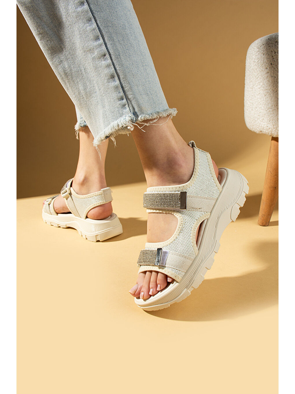 Bej Çift Cırtlı Rahat Taban Taş Detaylı Kadın Sandalet 59-15-25-2