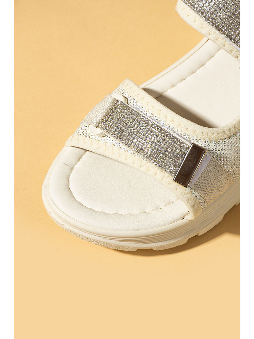 Bej Çift Cırtlı Rahat Taban Taş Detaylı Kadın Sandalet 59-15-25-3