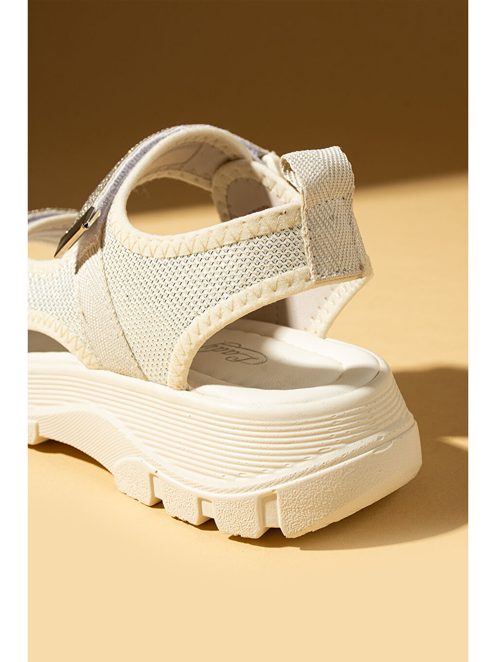 Bej Çift Cırtlı Rahat Taban Taş Detaylı Kadın Sandalet 59-15-25-4