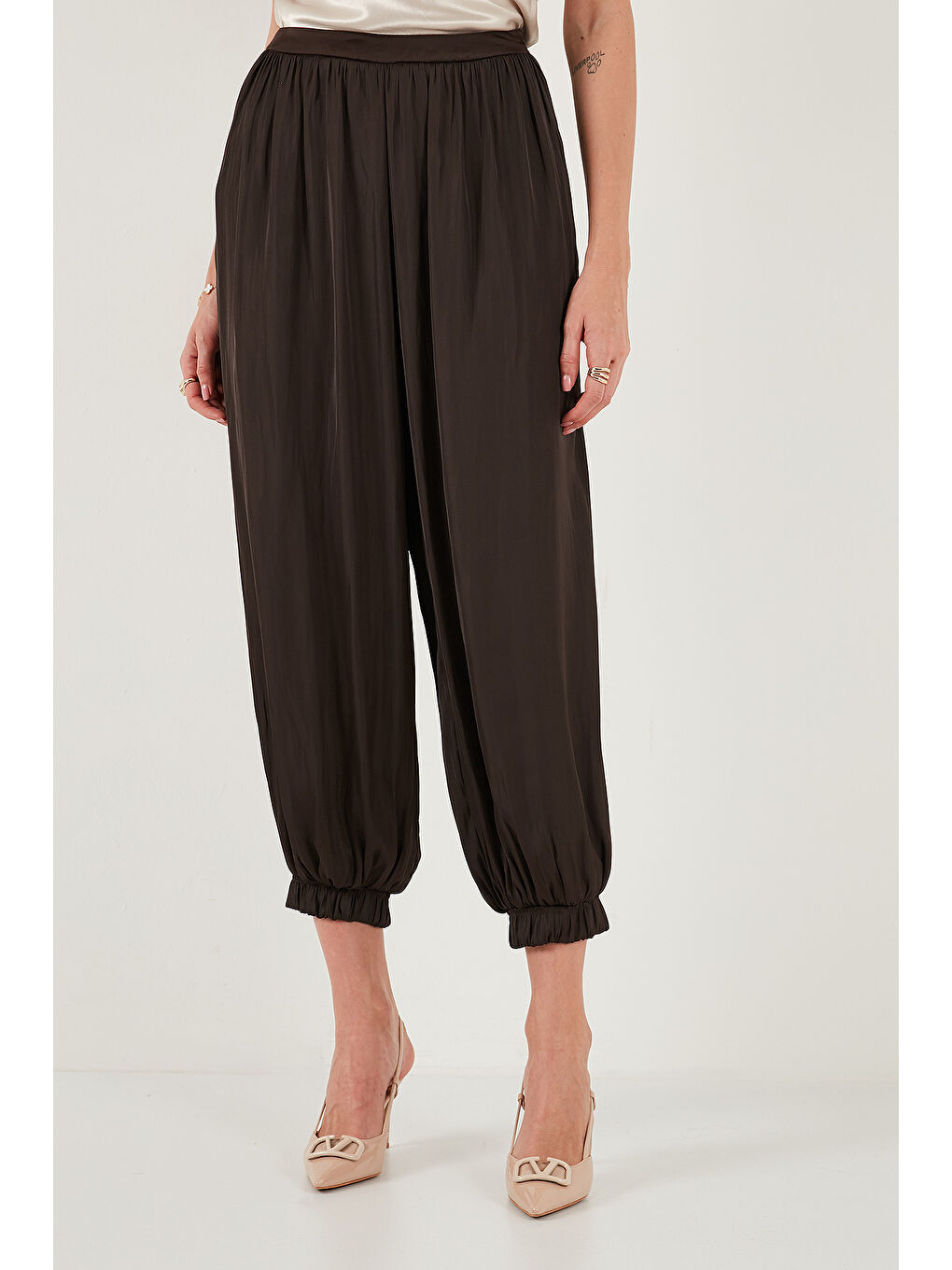 Kahverengi Comfort Fit Yüksek Bel Lastikli Paça Saten Pantolon 68351217-1