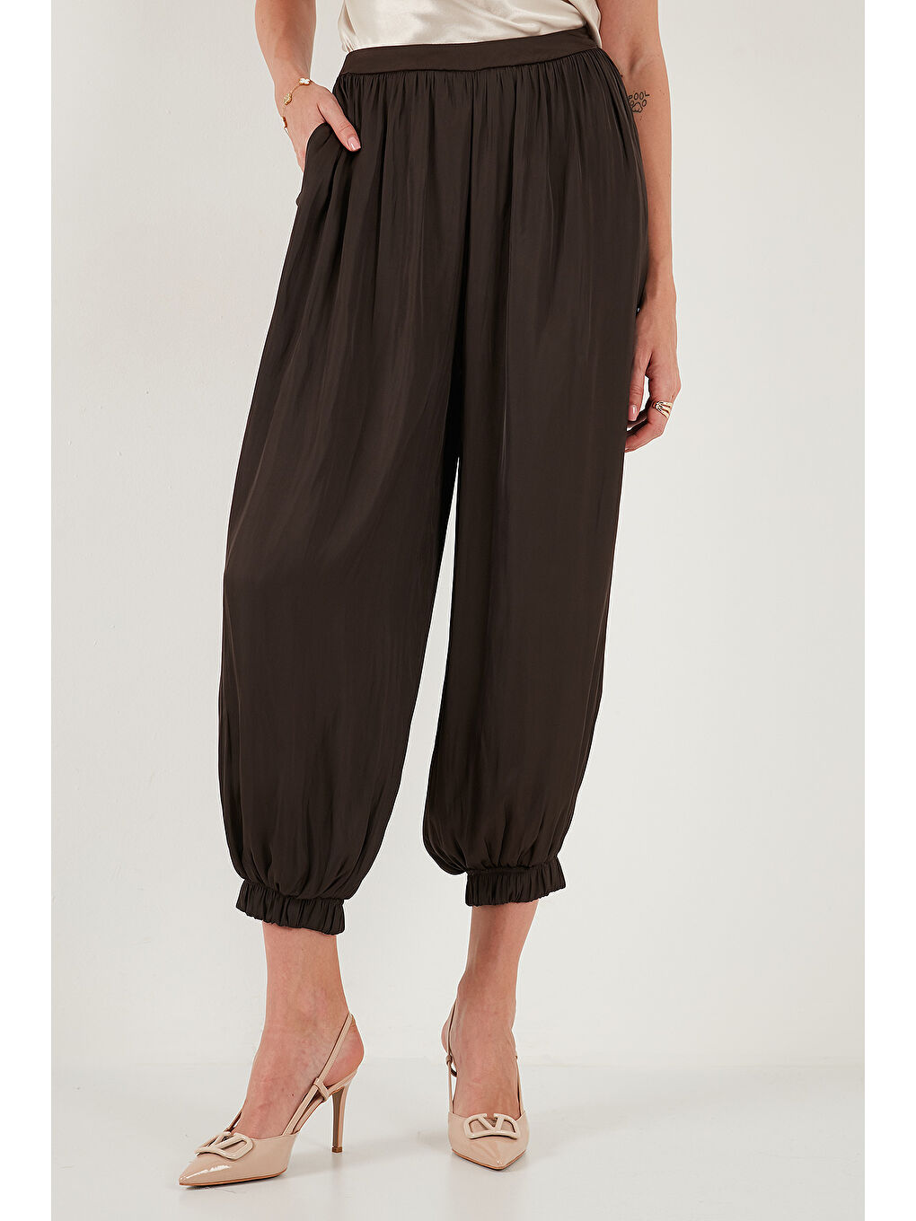 Kahverengi Comfort Fit Yüksek Bel Lastikli Paça Saten Pantolon 68351217-2