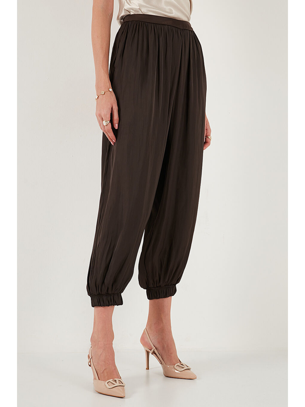 Kahverengi Comfort Fit Yüksek Bel Lastikli Paça Saten Pantolon 68351217-3