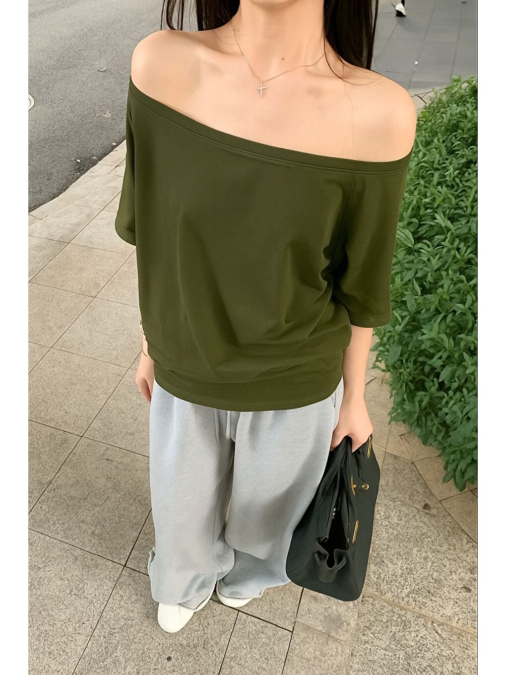 Haki Kadın Düşük Omuz Kayık Yaka Oversize T-Shirt