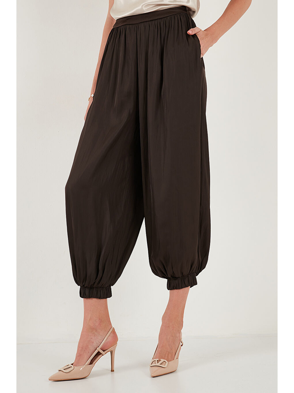 Kahverengi Comfort Fit Yüksek Bel Lastikli Paça Saten Pantolon 68351217-4