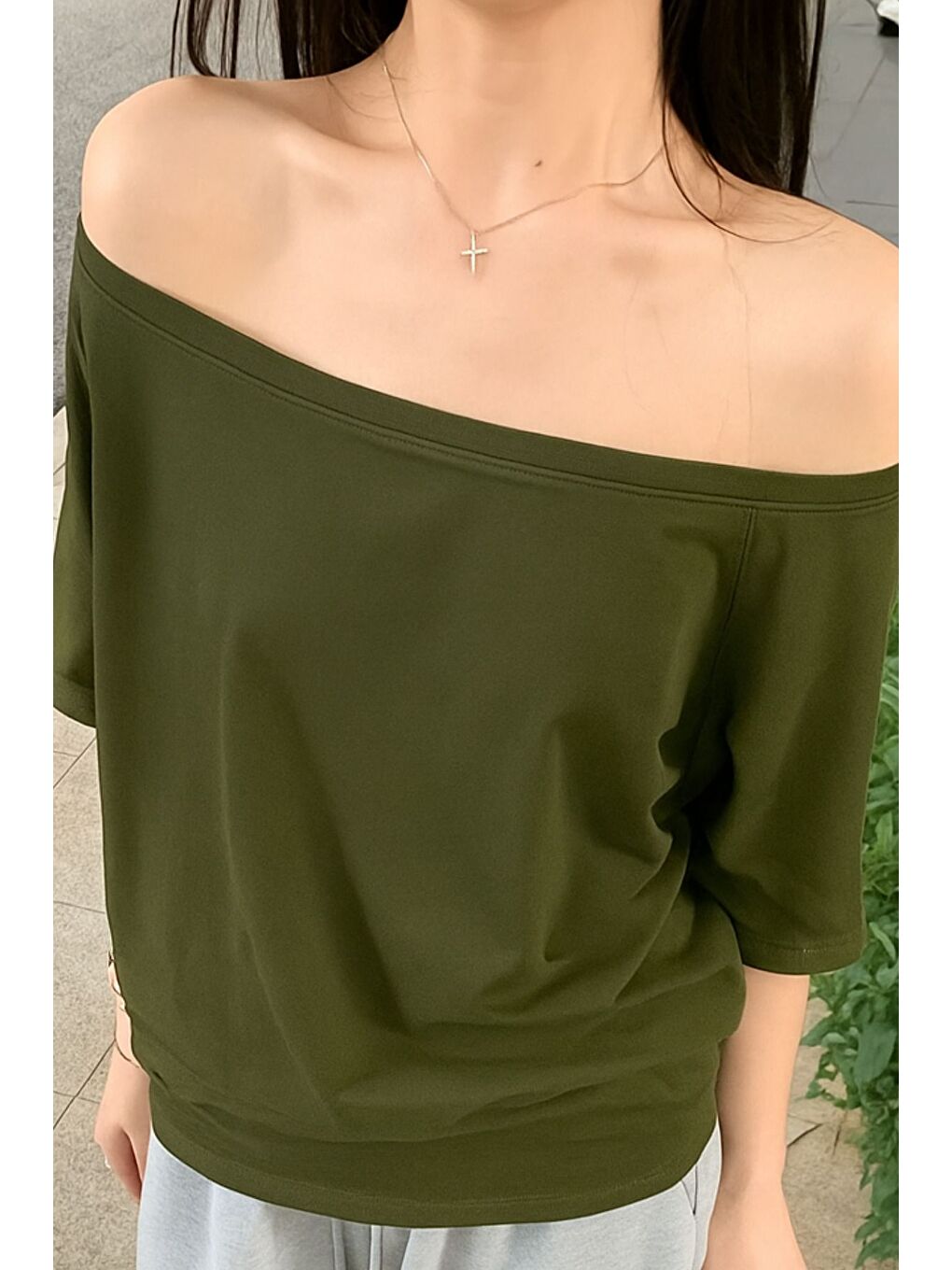 Haki Kadın Düşük Omuz Kayık Yaka Oversize T-Shirt-1