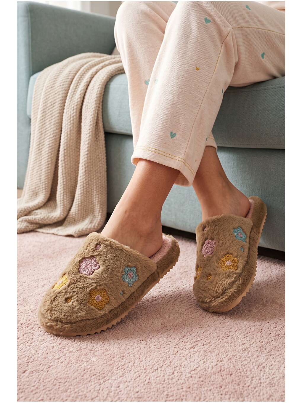 Kahverengi Kadın Papatya Desenli Pelüş Yumuşak İç Tabanlı Ev Terliği