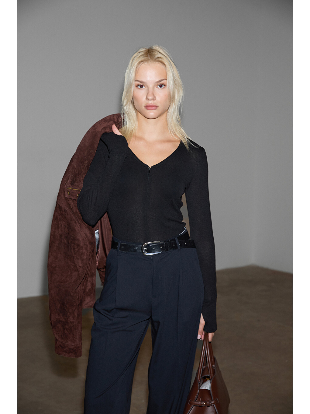 Polunea Kadın V Yakalı Önü Fermuar Kapamalı Vücuda Oturan Slim Fit Siyah Bluz