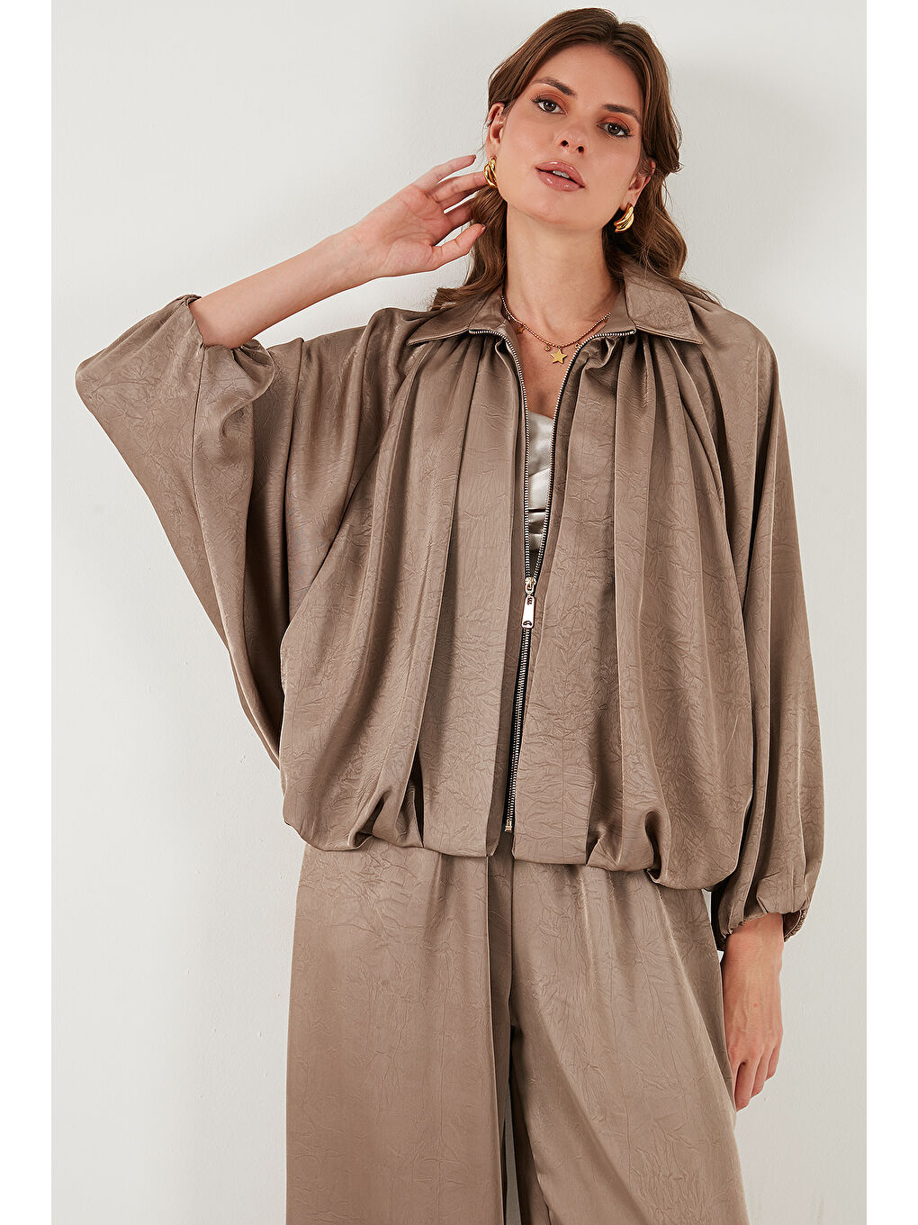 Bej Oversize Klasik Yaka Yarasa Kol Fermuarlı Saten Ceket 6839584