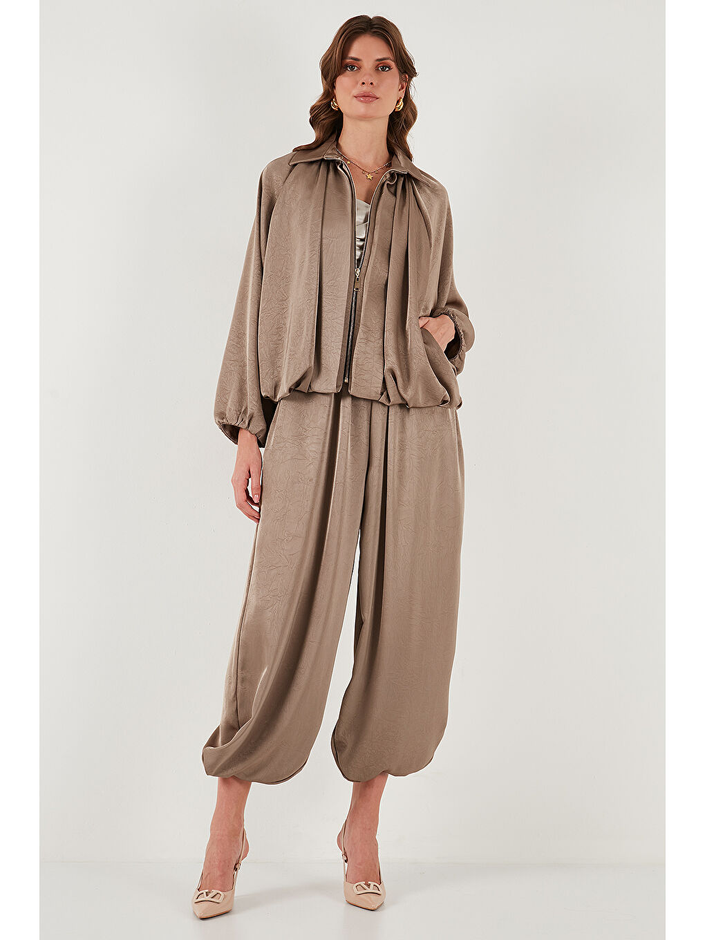 Bej Oversize Klasik Yaka Yarasa Kol Fermuarlı Saten Ceket 6839584-1