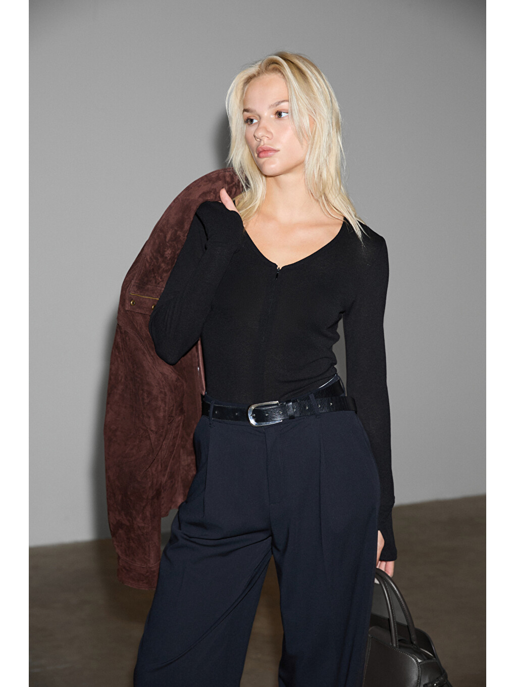 Polunea Kadın V Yakalı Önü Fermuar Kapamalı Vücuda Oturan Slim Fit Siyah Bluz-2