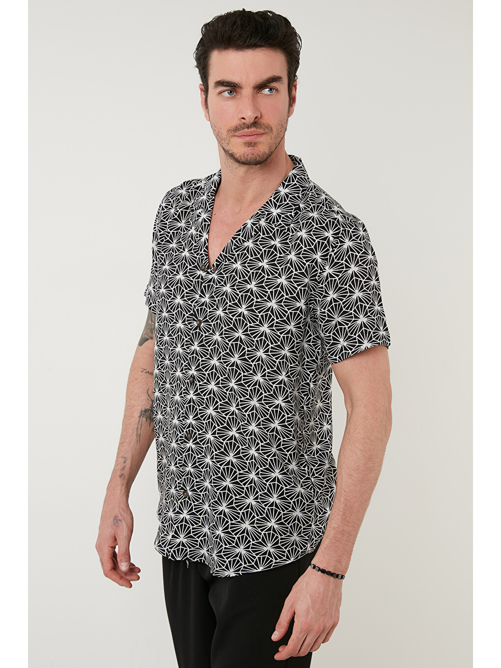Beyaz Regular Fit Kısa Kollu Apaş Yaka Desenli Erkek Gömlek Cf21s114293-2
