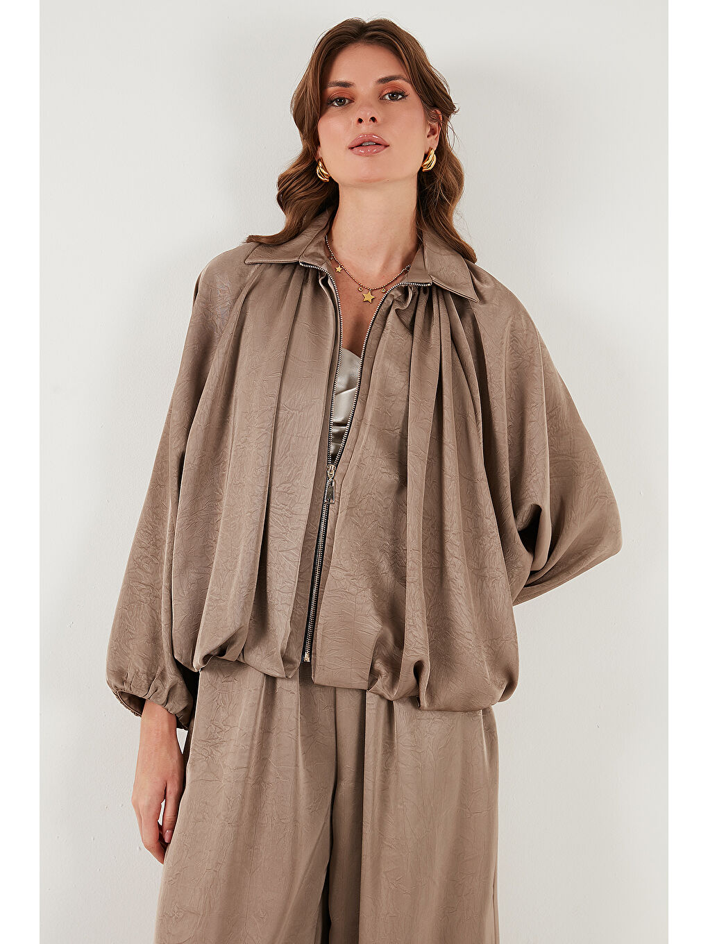 Bej Oversize Klasik Yaka Yarasa Kol Fermuarlı Saten Ceket 6839584-2
