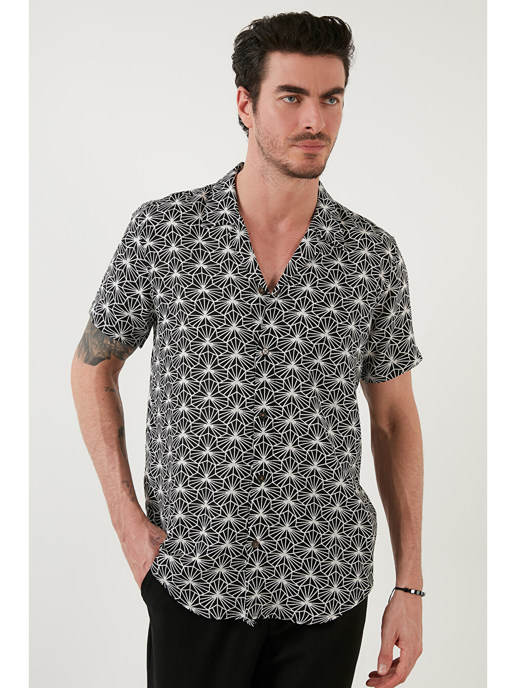 Beyaz Regular Fit Kısa Kollu Apaş Yaka Desenli Erkek Gömlek Cf21s114293-3