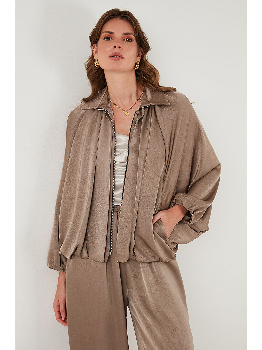 Bej Oversize Klasik Yaka Yarasa Kol Fermuarlı Saten Ceket 6839584-3