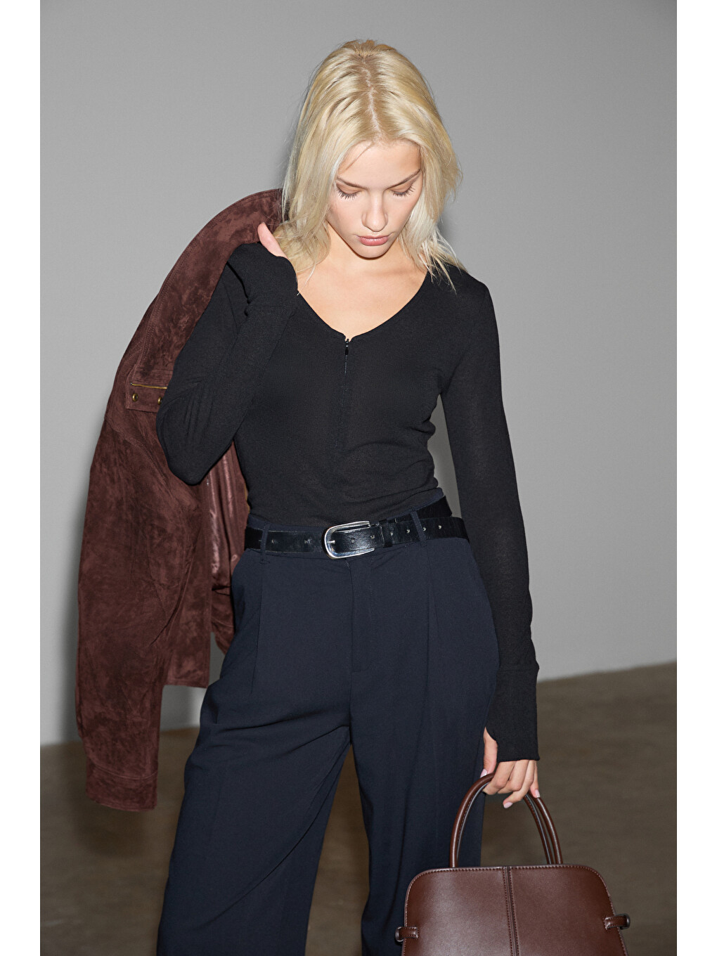 Polunea Kadın V Yakalı Önü Fermuar Kapamalı Vücuda Oturan Slim Fit Siyah Bluz-3