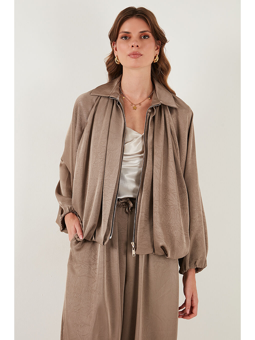 Bej Oversize Klasik Yaka Yarasa Kol Fermuarlı Saten Ceket 6839584-4
