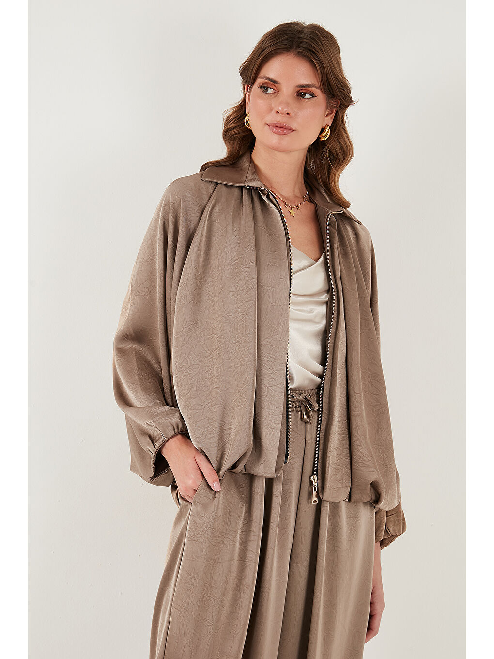 Bej Oversize Klasik Yaka Yarasa Kol Fermuarlı Saten Ceket 6839584-5