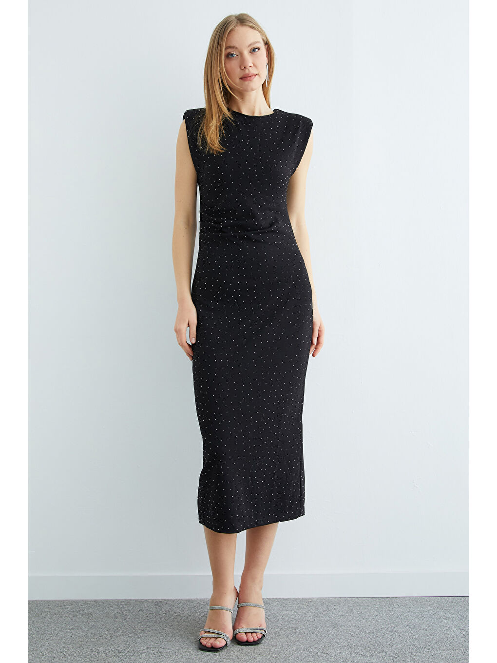 Siyah Omuz Vatkalı Drapeli Taşlı Midi Boy Elbise-1