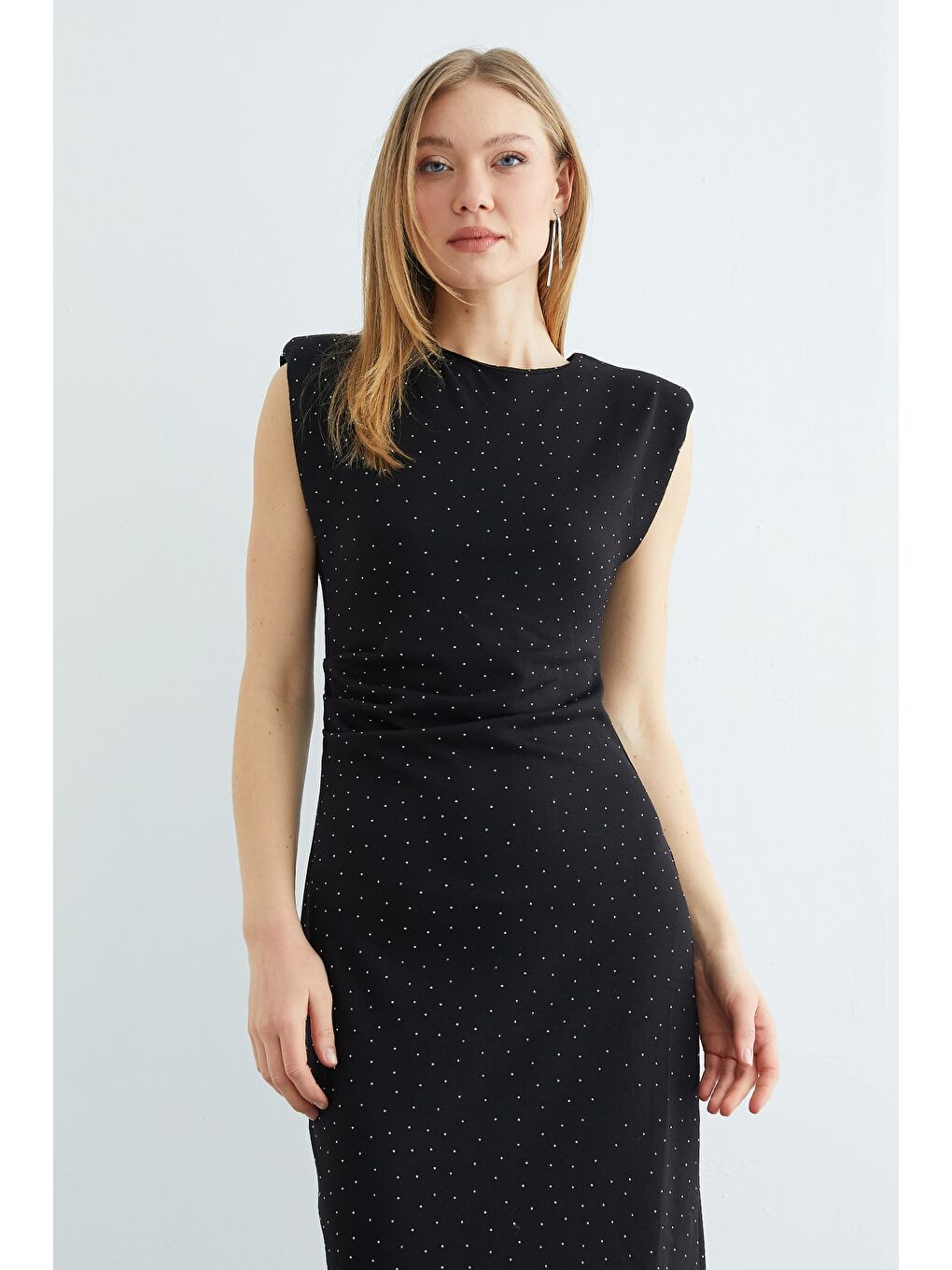 Siyah Omuz Vatkalı Drapeli Taşlı Midi Boy Elbise-3