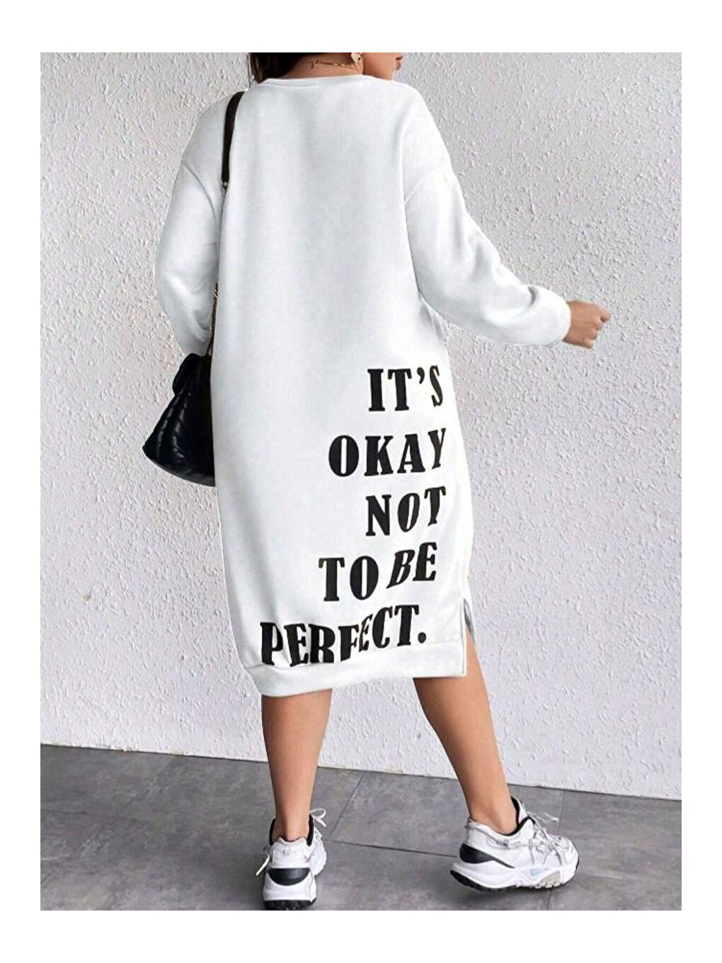 Beyaz Yanları Yırtmaçlı Arkası Yazılı Oversize Midi Boy Elbise