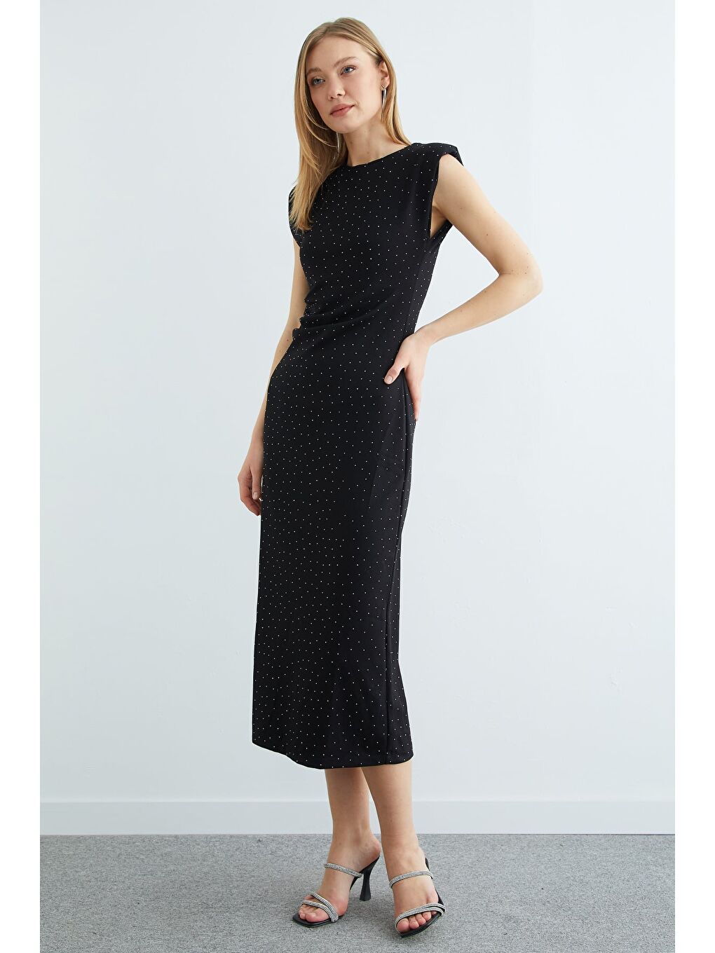 Siyah Omuz Vatkalı Drapeli Taşlı Midi Boy Elbise-4