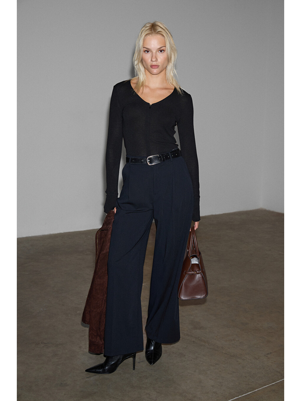 Polunea Kadın V Yakalı Önü Fermuar Kapamalı Vücuda Oturan Slim Fit Siyah Bluz-5