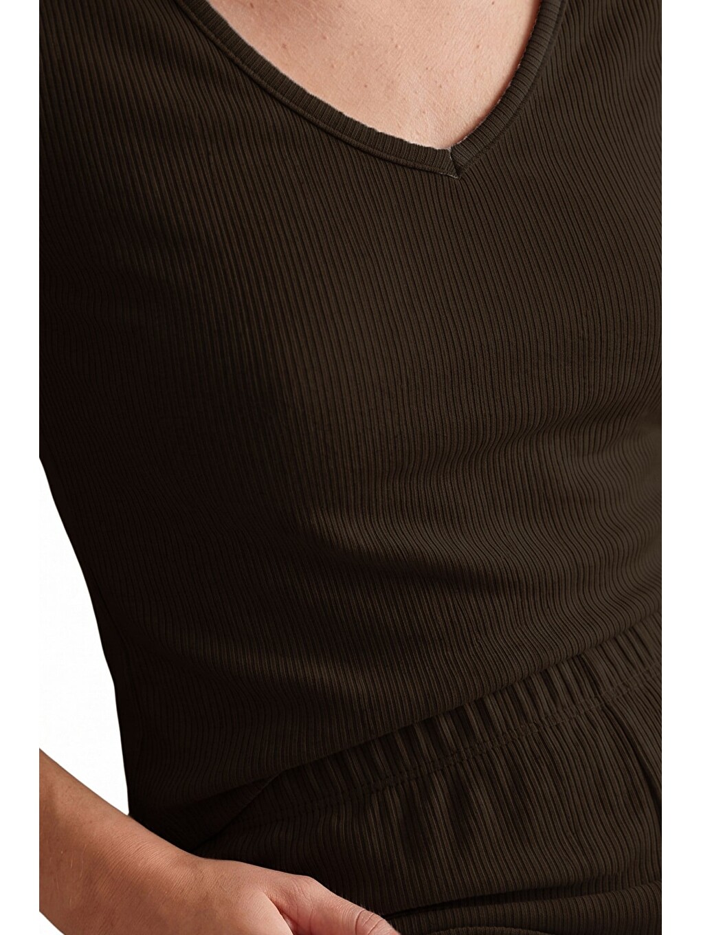 Premium - Neat Collection | Kahverengi Rib Dokulu V Yaka Modal Viskon Bol Paça Kadın Pijama Takımı-3