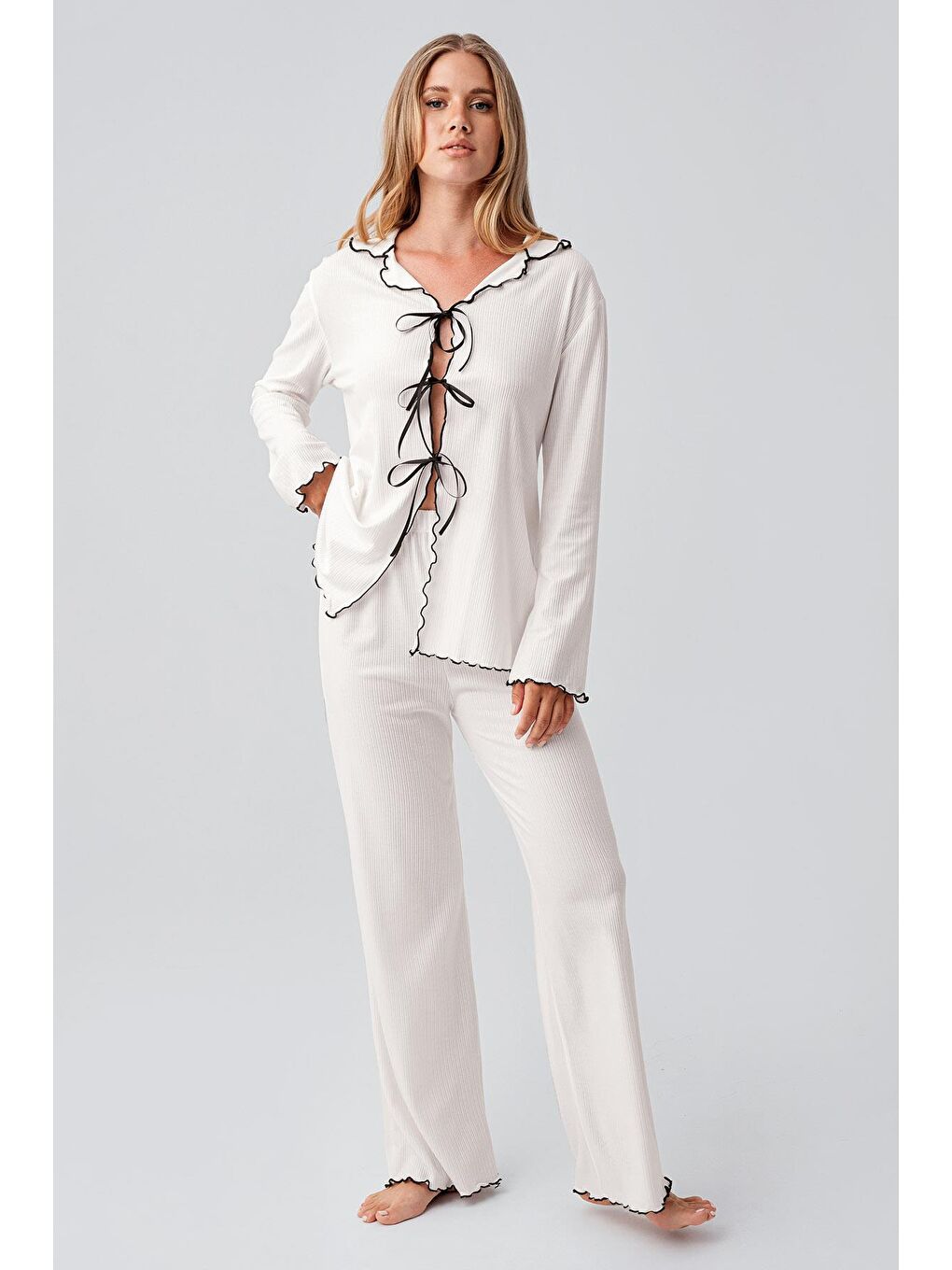 Ekru Uzun Kollu Kurdele Bağlamalı Fiyonklu Viskoz Pijama Takım 18211