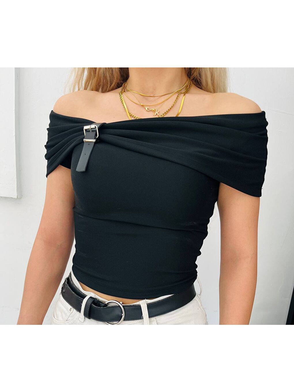 Siyah Madonna Yaka Toka Detaylı Bluz-1