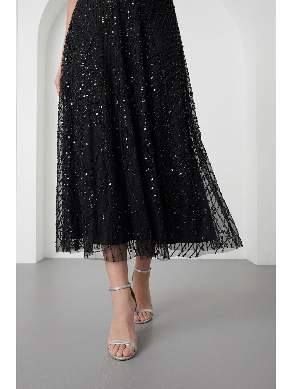 Kadın Siyah Dar Kalıp Kayık Yaka Boncuklu Midi Kloş Abiye Elbise-3