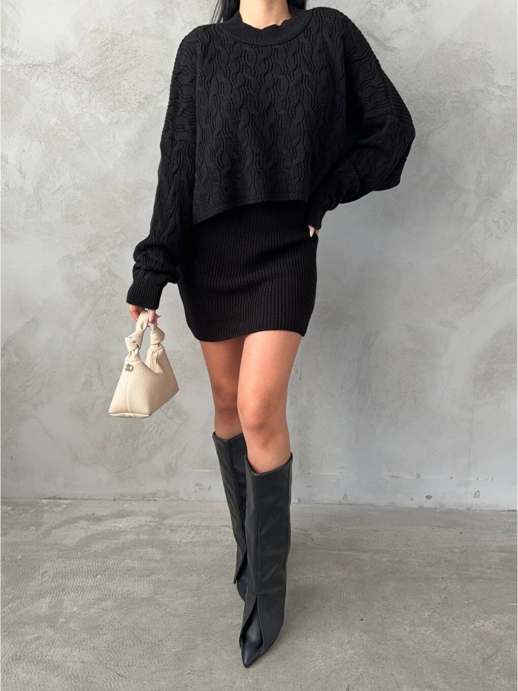 Siyah Elbise ve Kazak Triko Takım