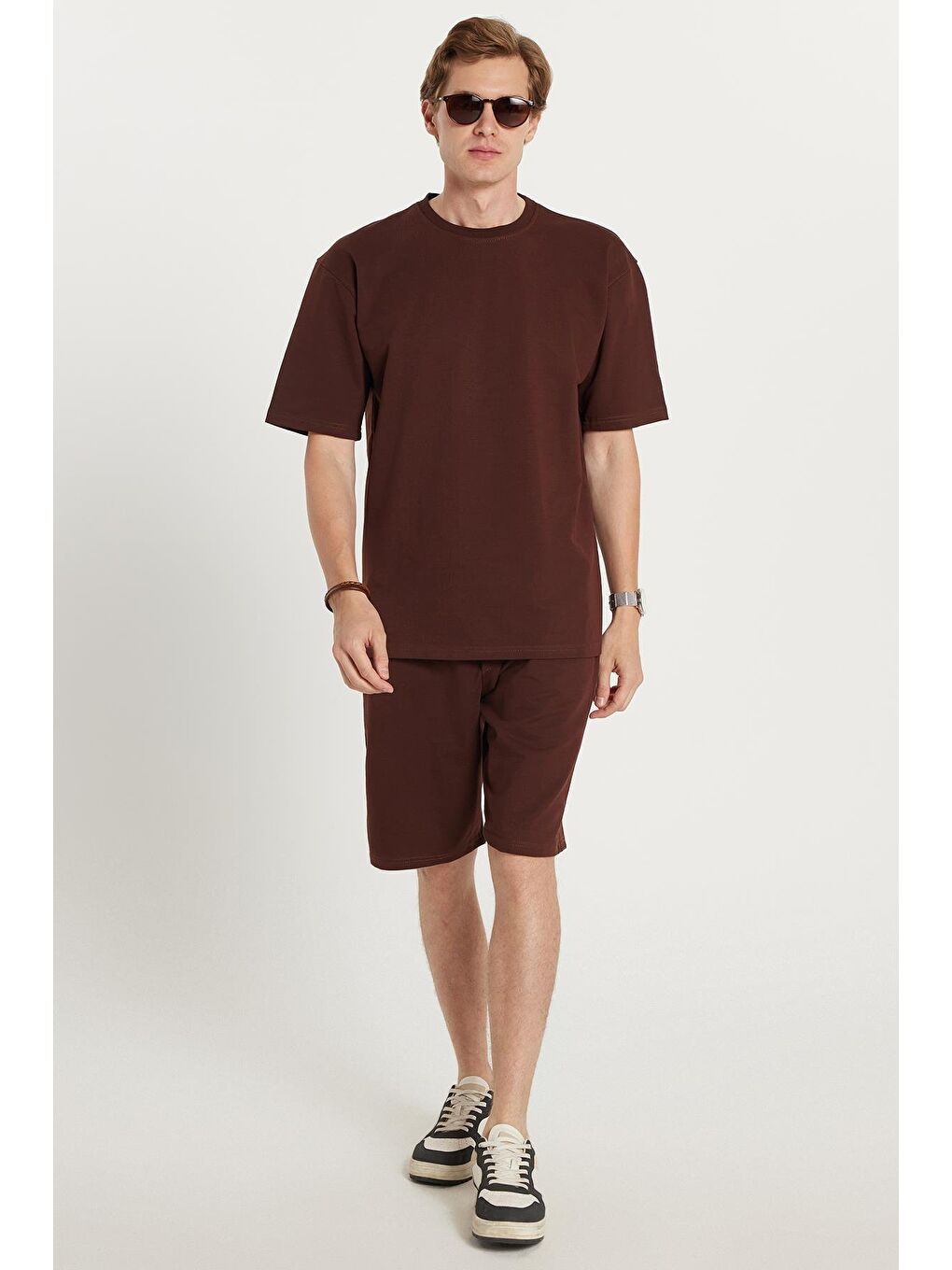Erkek Standart Fit Normal Kesim Pamuklu Bisiklet Yaka Beli Bağcıklı Kahverengi Şort Takım