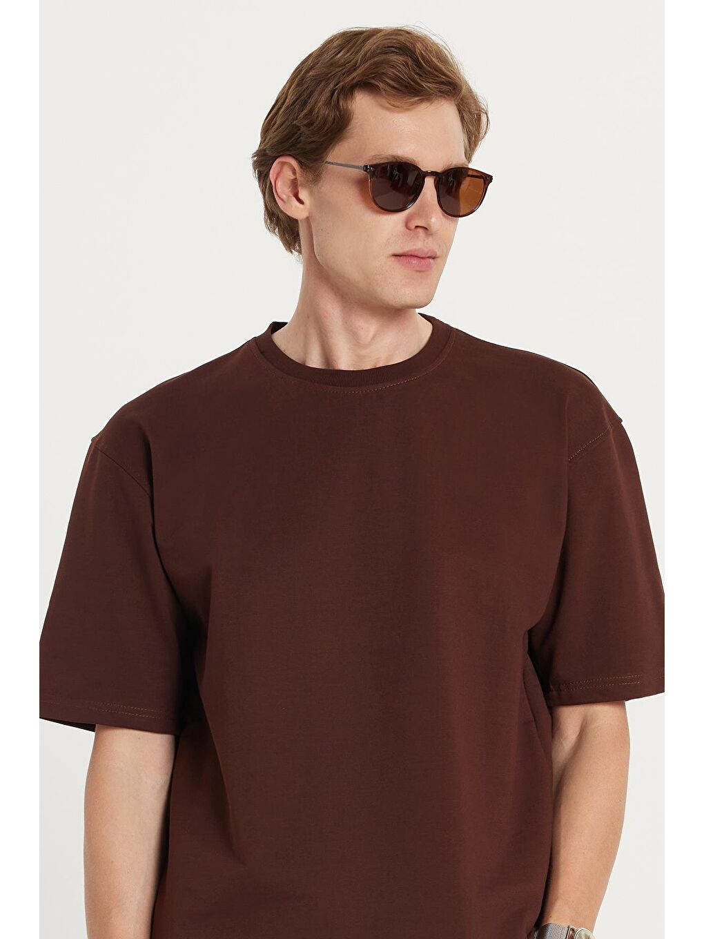 Erkek Standart Fit Normal Kesim Pamuklu Bisiklet Yaka Beli Bağcıklı Kahverengi Şort Takım-1