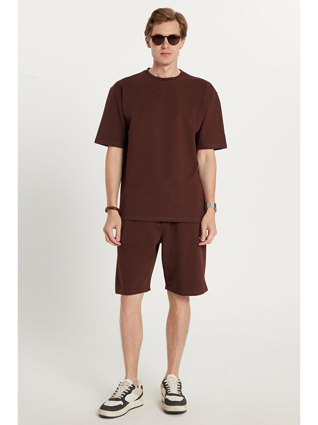 Erkek Standart Fit Normal Kesim Pamuklu Bisiklet Yaka Beli Bağcıklı Kahverengi Şort Takım-3