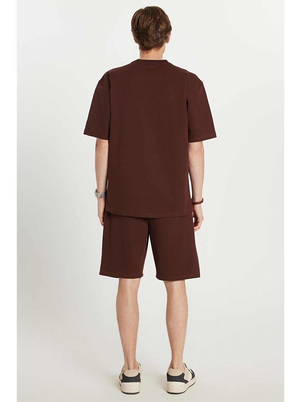 Erkek Standart Fit Normal Kesim Pamuklu Bisiklet Yaka Beli Bağcıklı Kahverengi Şort Takım-4