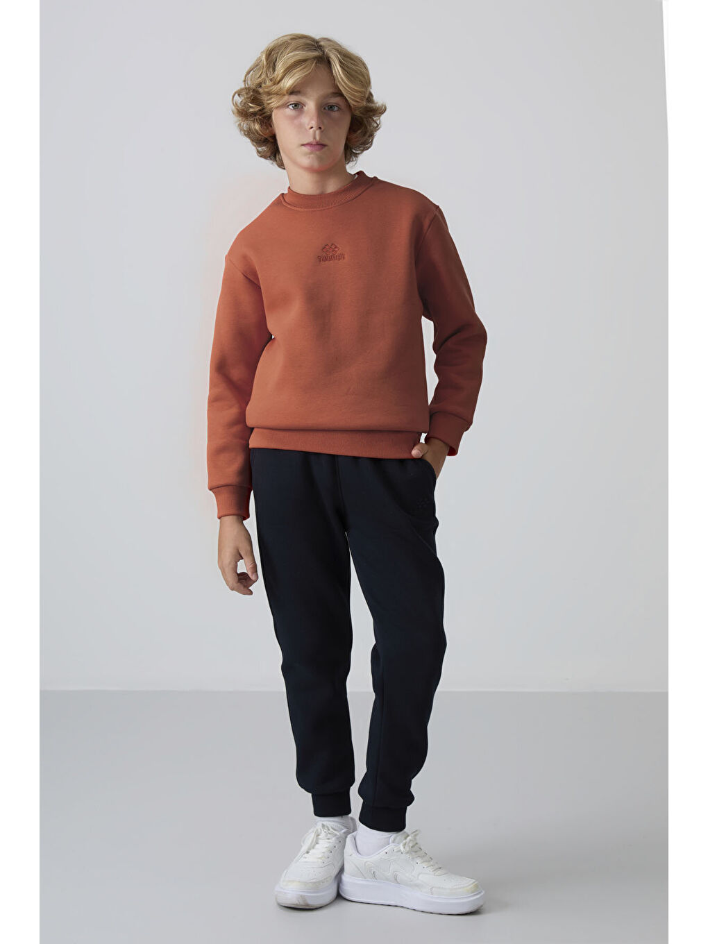 Kahverengi Kiremit Pamuklu Kalın İçi Tüylü Yumuşak Dokulu Standart Fit Nakışlı Erkek Çocuk Sweatshirt - 11232-1