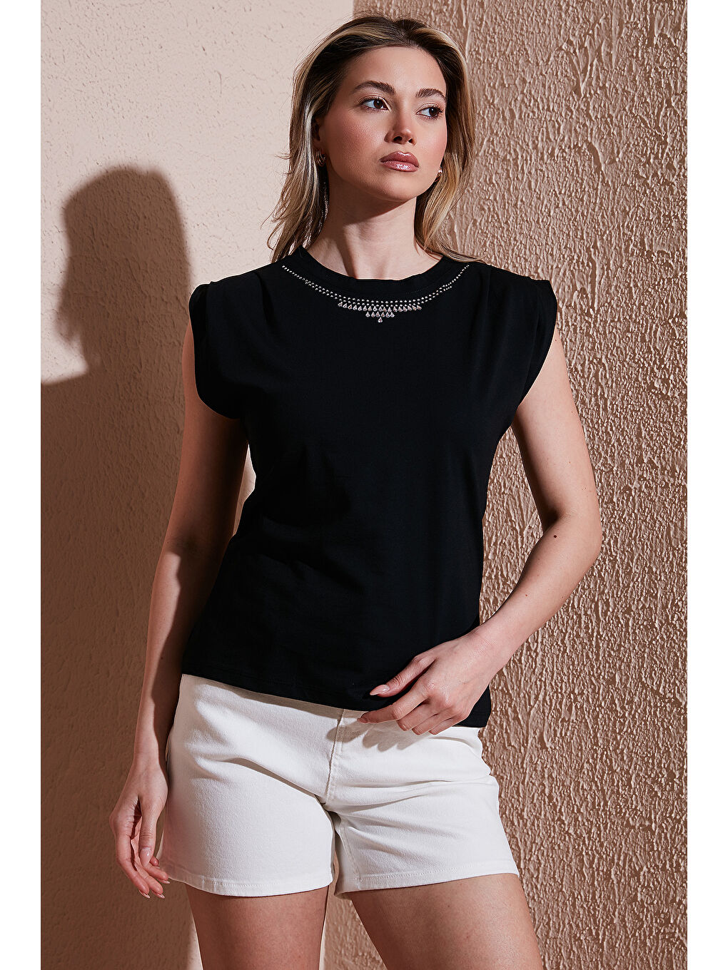 Siyah % 100 Pamuk Standart Fit Bisiklet Yaka Taşlı Bluz 25Y0472K1-1