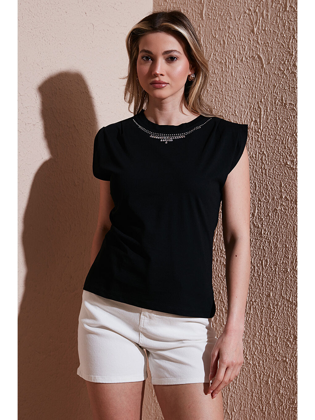 Siyah % 100 Pamuk Standart Fit Bisiklet Yaka Taşlı Bluz 25Y0472K1-2