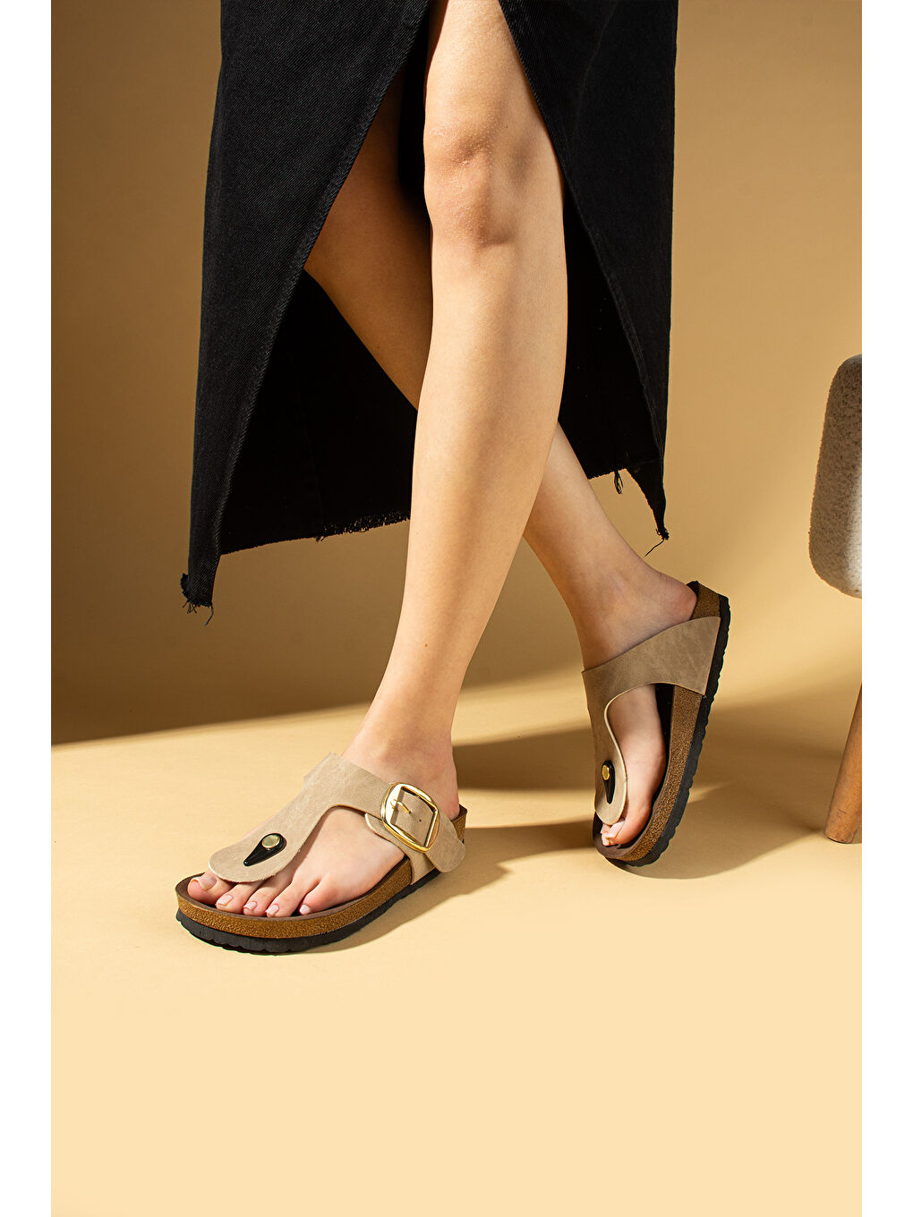 Bej Parmak Arası Gold Tokalı Rahat Taban Kadın Terlik 011-710-25Nubuk-2